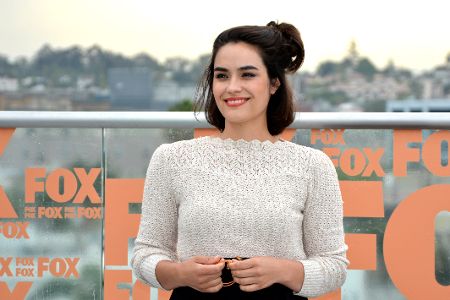 Frau mit kurzen dunklen Haaren