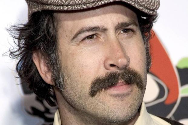 Mann mit Kappe und Schnurrbart