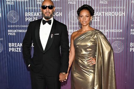 Mann und Frau in eleganter Kleidung auf rotem Teppich