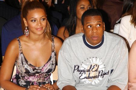 Mann und Frau sitzen nebeneinander