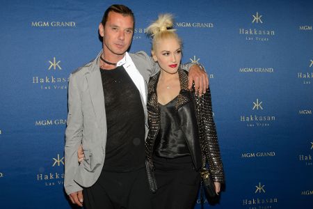 Mann und Frau nebeneinander auf einem roten Teppich