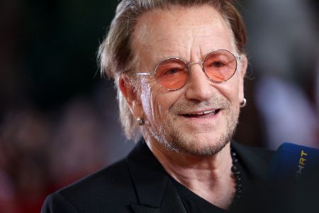 Mann mit roten Brillengläsern