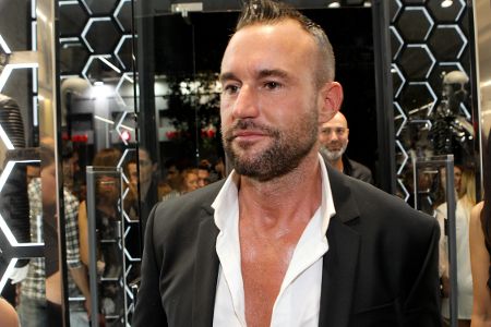 Portrait eines Mannes mit offenem weißen Hemd