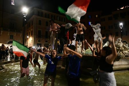 Während EM: Italienische Polizei kommt im Wohnmobil