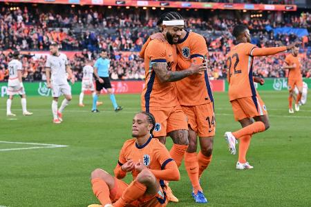 Simons, Malen und Weghorst treffen: Oranje imponiert