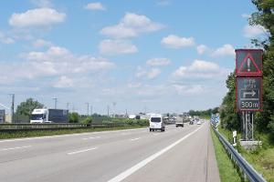 Warntafel Autobahn Parkplatz