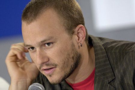 junger Mann mit Hand neben dem Kopf