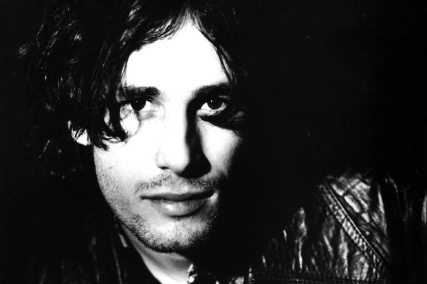 Mann schaut in Kamera