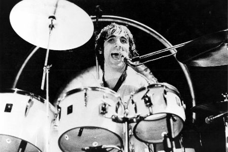 Mann am Schlagzeug mit Mikrofon