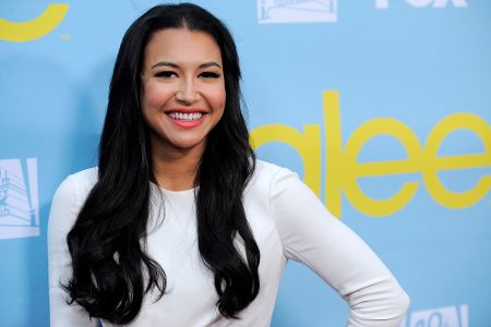 Frau mit langen, dunklen Haaren auf rotem Teppich