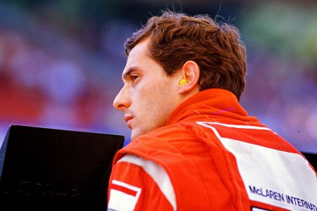 Rennfahrer im roten Overall von hinten