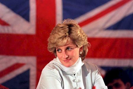 Frau posiert vor dem Union Jack