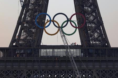 Olympische Ringe am Eiffelturm angebracht