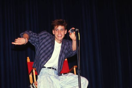 Junger Mann albert auf einem Stuhl herum