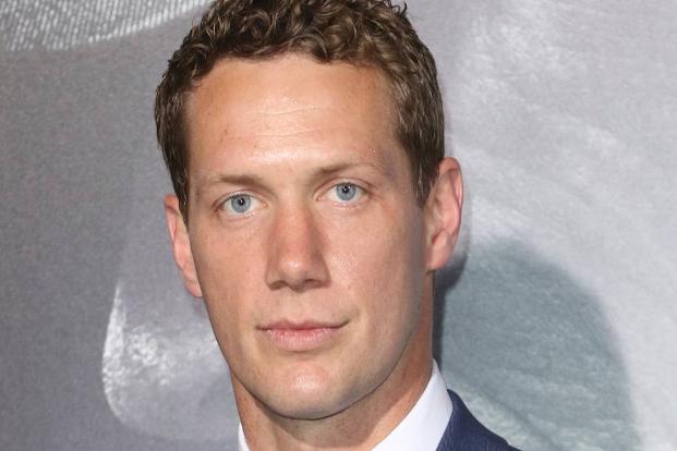 Mann schaut in Kamera