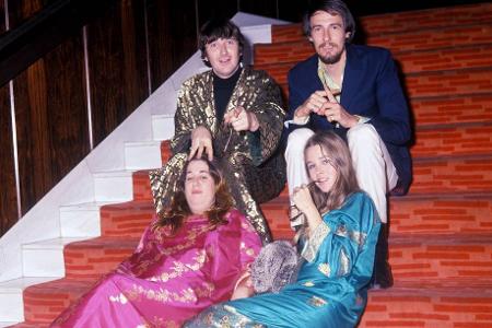 Zwei Männer und zwei Frauen sitzen auf einer Treppe