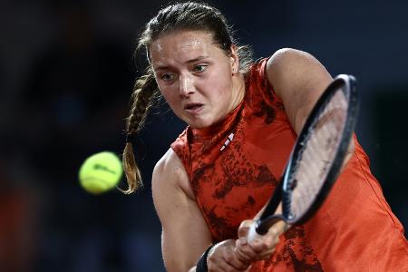 Trotz Unterbrechungen: Niemeier ringt Tauson nieder