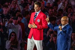 Vor 60.000 Zuschauern: Patriots ehren Tom Brady