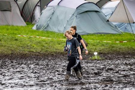 Frauen, Matsch, Festivalgelände, Zelt