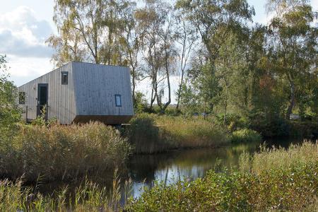 Ferienunterkunft der Plattform Naturhäuschen am Flussufer