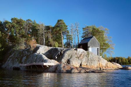 Ferienunterkunft der Plattform Naturhäuschen am felsigen Seeufer