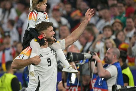 Füllkrug feiert mit Tochter Emilia: 