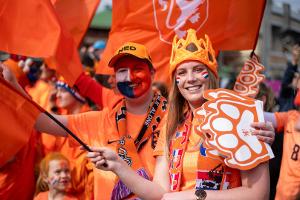 Oranje-Euphorie: 40.000 Fans marschieren durch Hamburg