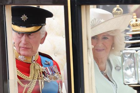 Trotz Regen: Charles und Camilla meistern 