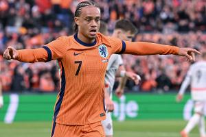 Niederlande startet mit Bundesliga-Star Simons