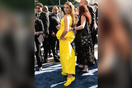 Nach Fußoperation: Brooke Shields trägt Crocs zum Abendkleid