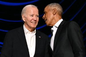 Barack Obama eskortiert verwirrten Joe Biden von Bühne