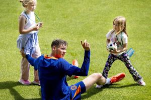 Familienbesuch: Weghorst kickt mit seinen Töchtern