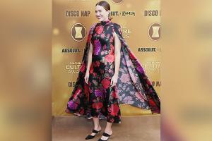 Florales Cape-Kleid: Schwangere Mandy Moore legt blumigen Auftritt hin