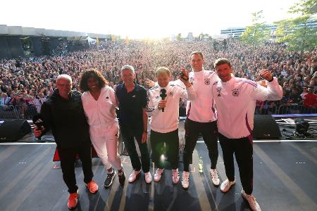 DFB-Team feiert mit Partner adidas