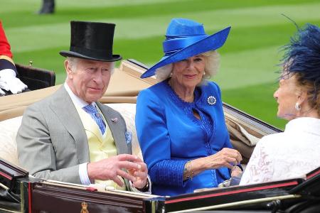 Charles und Camilla beehren Royal Ascot am Eröffnungstag