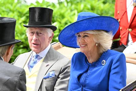 ...sie zahlreich auf der Rennbahn von Ascot nahe Schloss Windsor erschienen - auch der König ließ sich das Spektakel nicht entgehen.
