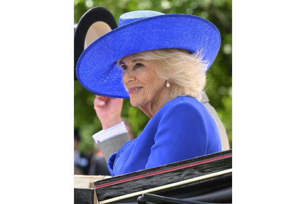Insgesamt hat das Königspaar diese Woche vier Pferde am Start. Das wichtigste Accessoire auf diesen Veranstaltungen ist aber eigentlich fast immer der Hut - und dabei ist der Ladies' Day, an dem beson ...