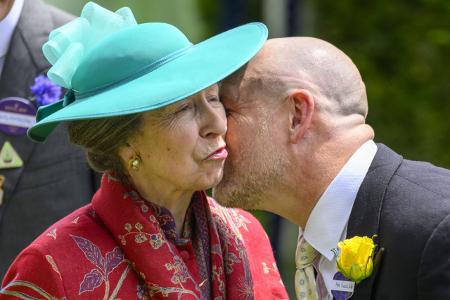 Der drückte Schwiegermama Prinzessin Anne auch gleich ein Küsschen auf.