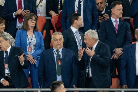 Orban bei der EM: Auf der Tribüne neben dem Kanzler