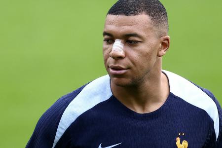 Mit Nasenpflaster: Mbappe trainiert individuell