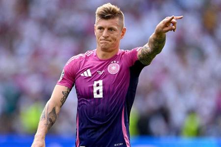 Toni Kroos - Note: 2,0 - Dirigierte das Spiel der DFB-Elf von der tiefen Spielmacherposition. Brachte über 120 Pässe an und fand gerade Musiala und Wirtz verlässlich in aussichtsreichen Räumen. Brachte auch mit seinen Standards vielfach Gefahr.