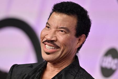Hello! Lionel Richie tanzt in seinen 75. Geburtstag