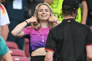 Manuel Neuers Anika trägt Fan-Trikot als Crop-Top im EM-Stadion