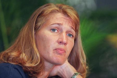 Steuerskandal und Gefängnisstrafe - Anfang 1997 wird Vater und Manager Peter Graf aufgrund von Steuerhinterziehung zu einer Freiheitsstrafe von drei Jahren und neun Monaten verurteilt. Das Ermittlungsverfahren gegen Steffi Graf wird dagegen gegen eine Geldauflage eingestellt. Infolge einer Knie-Op muss Graf zudem fast ein Jahr pausieren. Am 8. Juni 1998 wird sie erstmals seit 1983 nicht mehr in der Weltrangliste geführt.