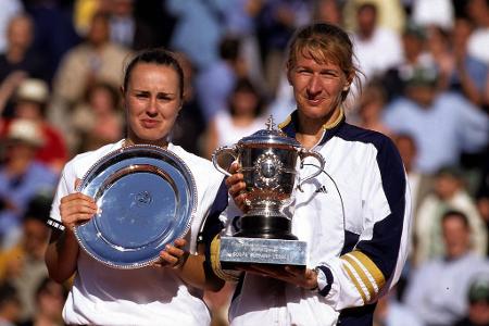 Generationswechsel vertagt - 1999 gewinnt die mittlerweile 29-jährige Graf noch einmal ein Grand-Slam-Turnier. Im Finale der French Open besiegt sie die 18-jährige Weltranglistenerste Martina Hingis. Die Schweizerin hatte vorher vollmundig einen 'Generationswechsel' angekündigt. Als Nummer drei der Welt verabschiedet sich Graf vom Profisport: Am 13. August 1999 gibt die 22-fache Grand-Slam-Siegerin offiziell ihren Rücktritt aus dem Tenniszirkus bekannt. Knieprobleme haben der Athletin immer wieder zugesetzt.