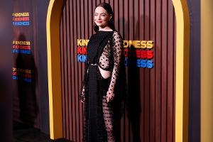 Cut-Outs und Polka-Dots: Emma Stone zeigt in New York viel nackte Haut