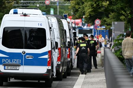 Im Olympiastadion: Polnischer Fan stürzt von Tribüne
