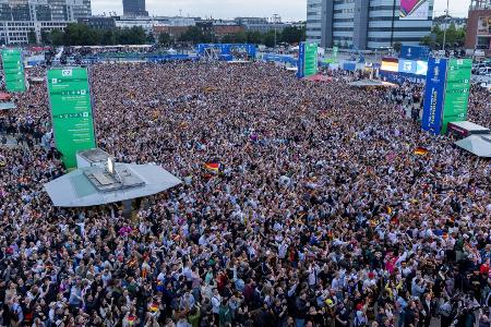 Englischer Fan ramponiert XXL-Ball auf Hamburger Fanfest