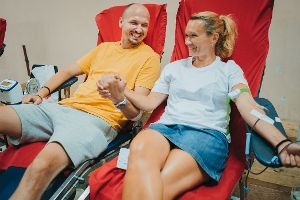 ein Paar spendet zusammen Blut in Liegestühlen
