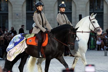 Gigi Hadid und Kendall Jenner hoch zu Ross bei Modenschau